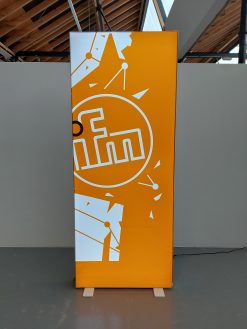 AC023 - Pixlip Grafik "ifm Logo 2 groß 3/3" (BxH 1x2,5m)