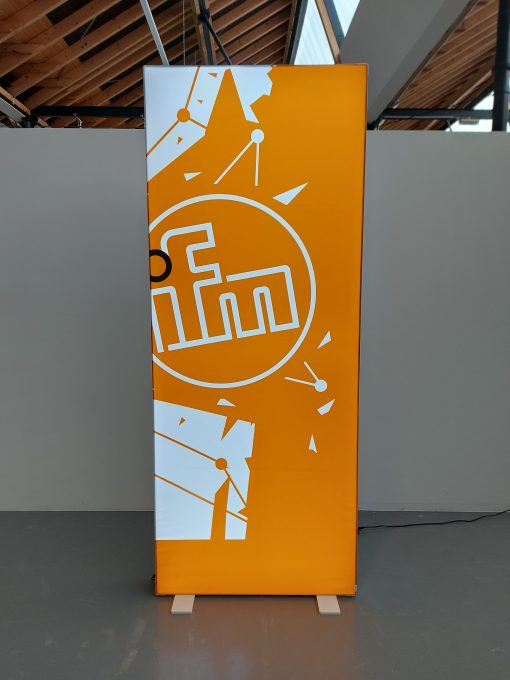 AC023 - Pixlip Grafik "ifm Logo 2 groß 3/3" (BxH 1x2,5m)