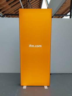 AC025 - Pixlip Grafik "ifm.com" (BxH 1x2,5m)