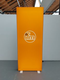 AC024 - Pixlip Grafik "ifm Logo klein" (BxH 1x2,5m)