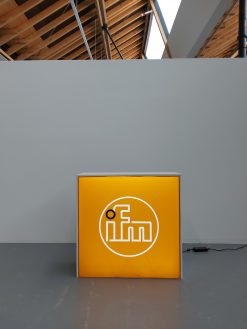 AC032 - Pixlip Grafik "ifm Logo" (BxH 1x1m)